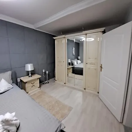 Royal Sandra