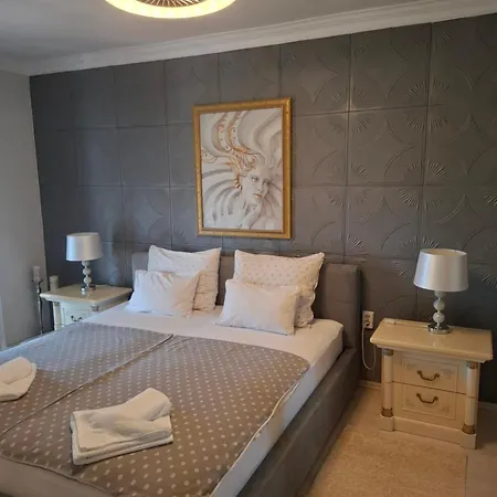 Royal Sandra Apartment *