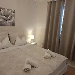 Royal Sandra
