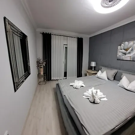 Luxury Sandra *