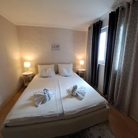 Royal Sandra Apartment *